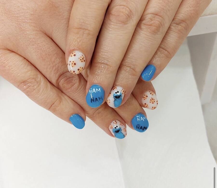 Manicura decorada con diseño divertido