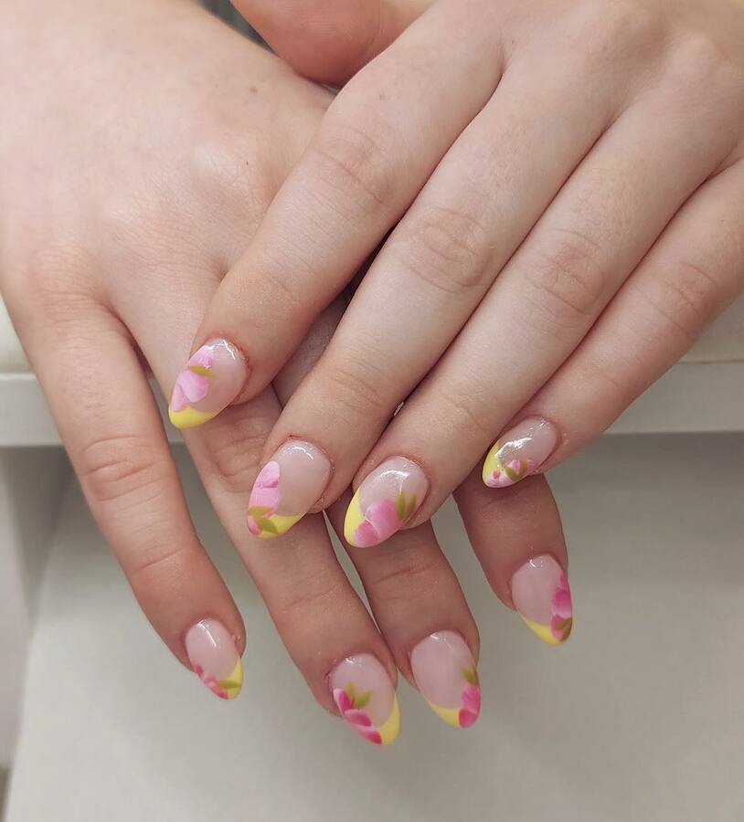 Manicura semipermanente con diseño floral